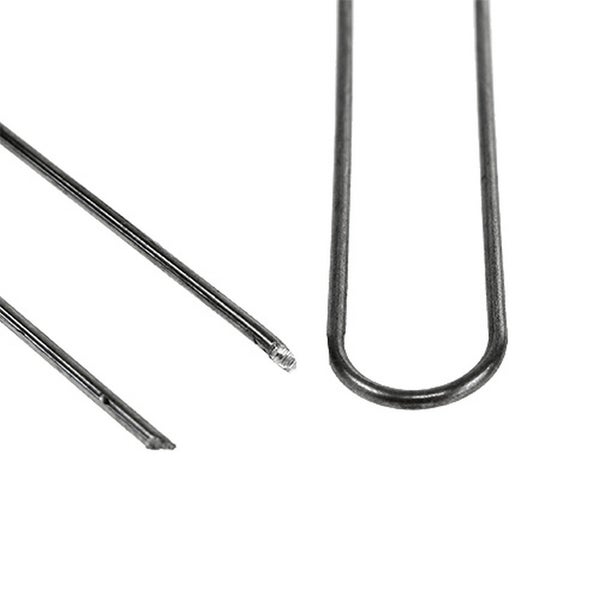 Erdanker aus Metall in U-Form zur Befestigung von Unkrautvlies im Garten.