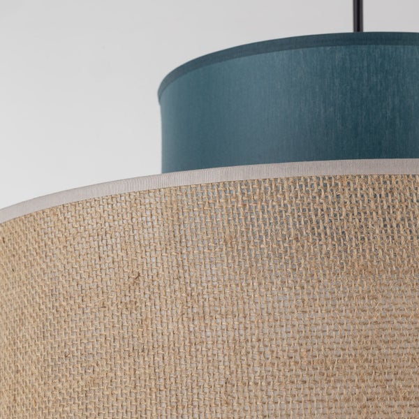 Detailaufnahme einer Hängelampe mit Jute- und Stoffschirm