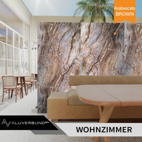 Wohnzimmer mit Wandpaneelen in Arabescato Braun Marmoroptik