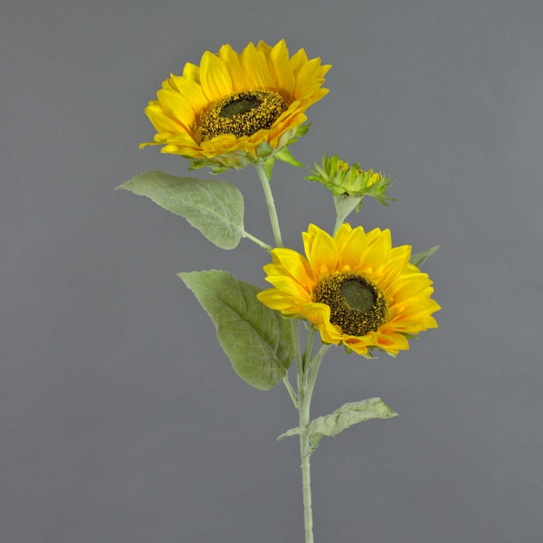 Künstliche Sonnenblume mit zwei Blüten und einer Knospe an einem beblätterten Stiel.