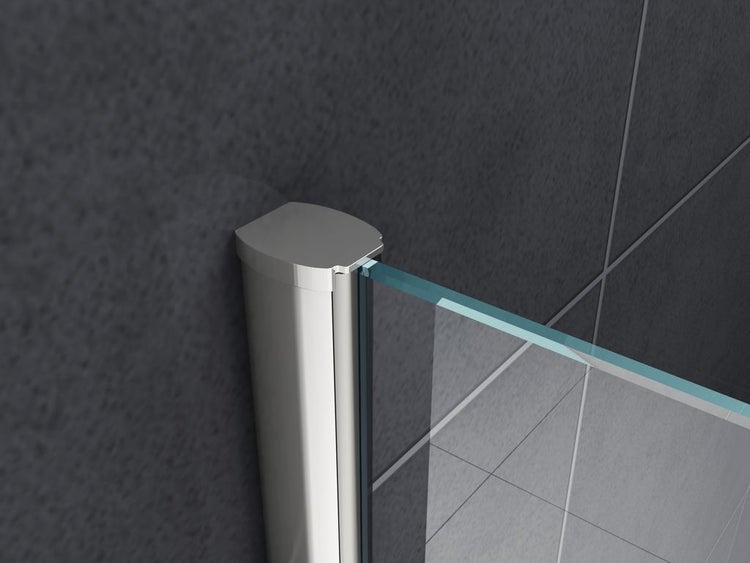 Detail einer Duschkabine mit Glaswand und Chromprofil