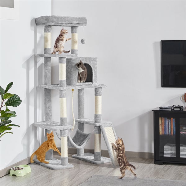 Kratzbaum mit mehreren Ebenen, Kratzstämmen, Hängematte, Höhle und Rampe für Katzen im Wohnzimmer.