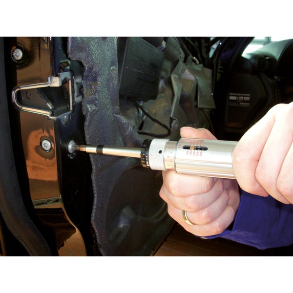 Anziehen einer Schraube mit einem Drehmomentschlüssel am Autoschloss