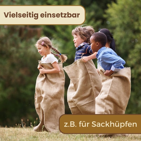 Kinder beim Sackhüpfen mit Jutesäcken im Freien