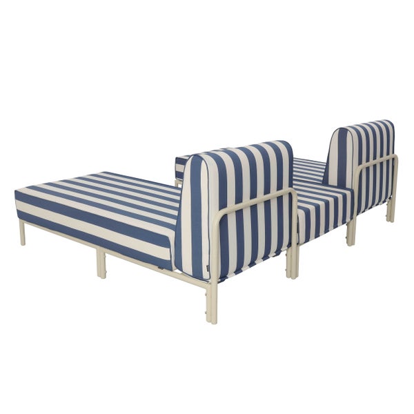 Modulares Outdoor-Lounge-Sofa mit blau-weiß gestreiften Polstern und cremefarbenem Metallgestell.