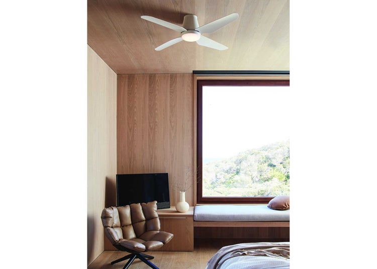 Deckenventilator mit integrierter LED Leuchte in modernem Wohnraum mit Holzvertäfelung