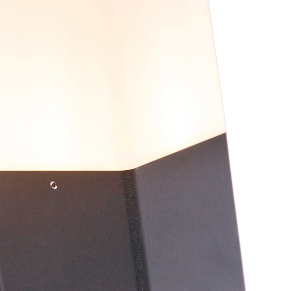 Detailansicht einer modernen Außenleuchte mit dunklem Sockel und weißem Diffusor.