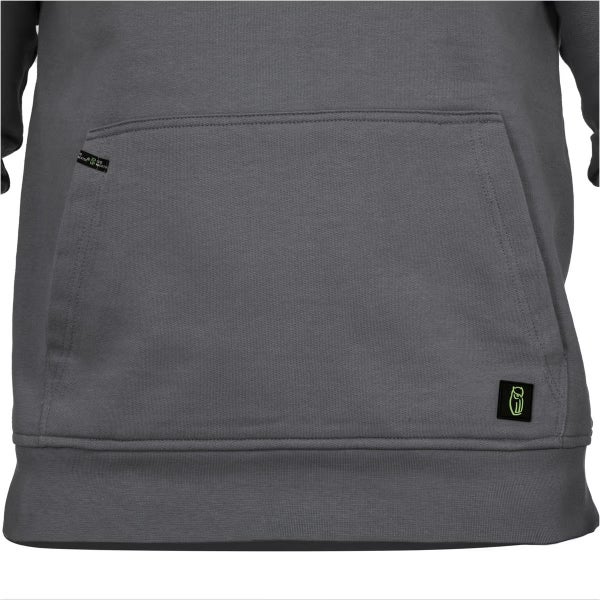 Nahaufnahme der Kängurutasche eines grauen Kapuzenpullovers mit Wächter Logo.