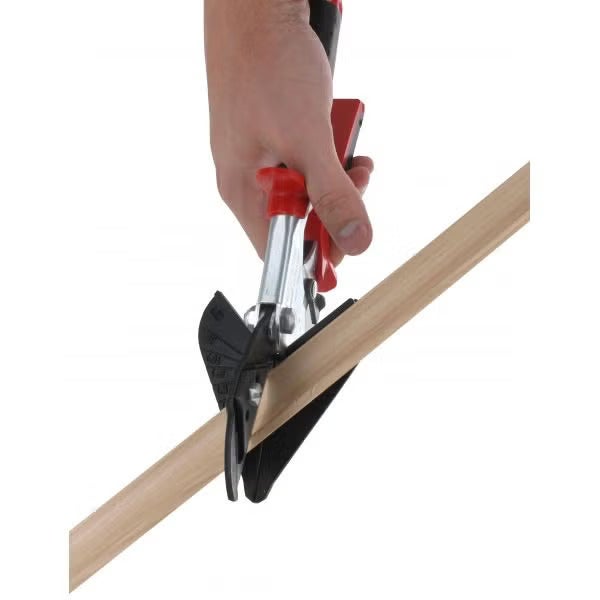Handgeführte Gehrungsschere zum präzisen Schneiden von Holzleisten und Kunststoffprofilen mit integrierter Winkelskala.