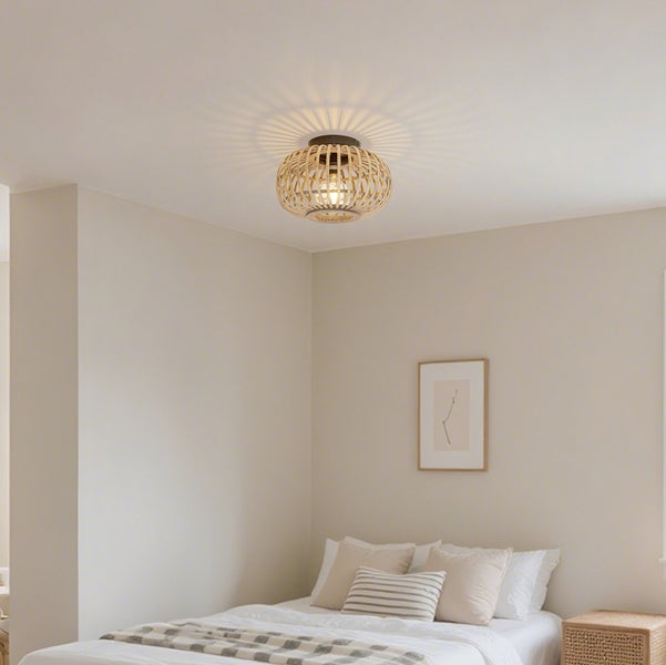 Deckenleuchte aus Rattan im Schlafzimmer