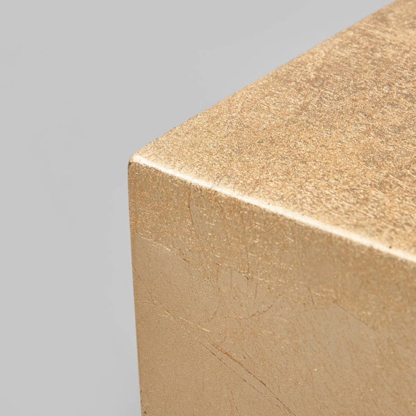 Nahaufnahme einer Ecke mit goldfarbener, strukturierter Oberfläche.