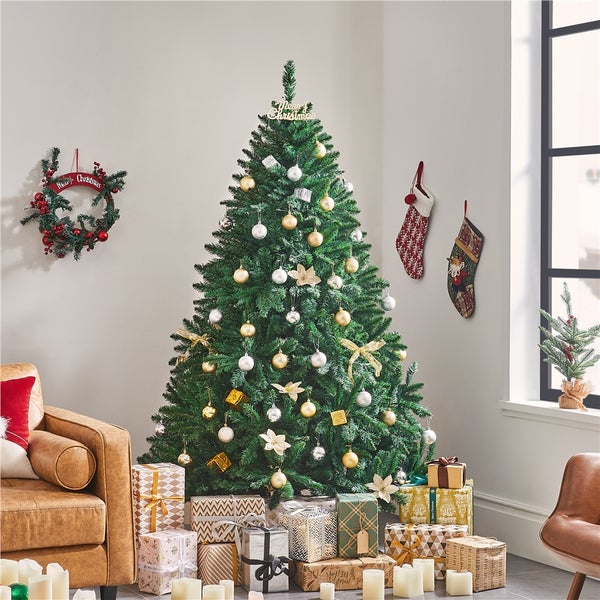 Geschmückter Weihnachtsbaum mit Geschenken und Kerzen