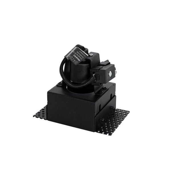 Schwarzes Gehäuse für rahmenlosen Einbaustrahler mit perforierten Montageflügeln und Textilkabel