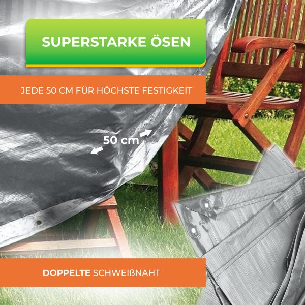 Abdeckplane mit stabilen Ösen im Abstand von 50 Zentimetern und doppelter Schweißnaht über einem Gartenstuhl aus Holz.