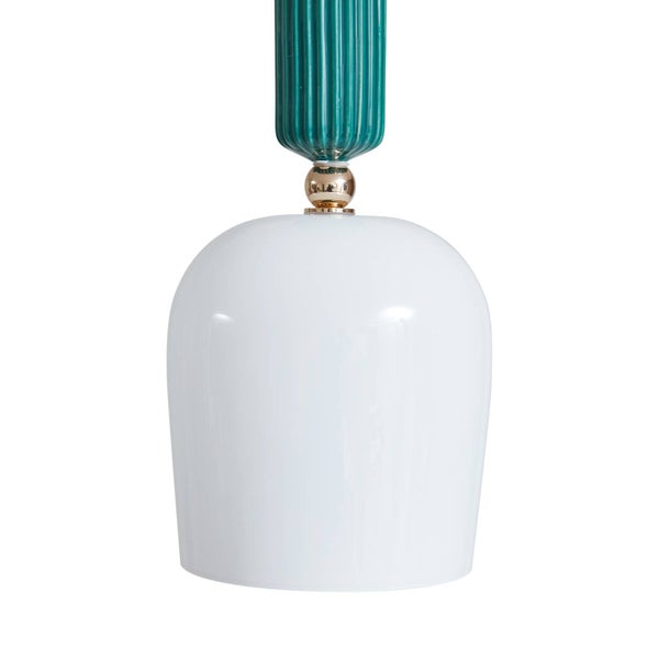 Hängeleuchte mit weißem Glasschirm, goldfarbenem Kugeldetail und geriffeltem grünem Keramikstab.