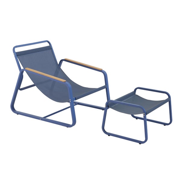Blauer Gartenstuhl mit Fußhocker, Metallrahmen, Textilbespannung und Armlehnen aus Holz.
