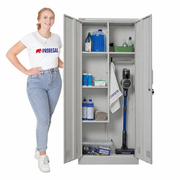 Eine Frau steht neben einem offenen Metallschrank mit zwei Flügeltüren, der mit Putzmitteln, einem Handtuch und einem Staubsauger bestückt ist.