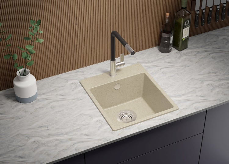 Spüle aus Verbundmaterial mit Wasserhahn auf einer Küchentheke