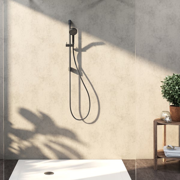 Badezimmer mit Duschwanne und Duscharmatur