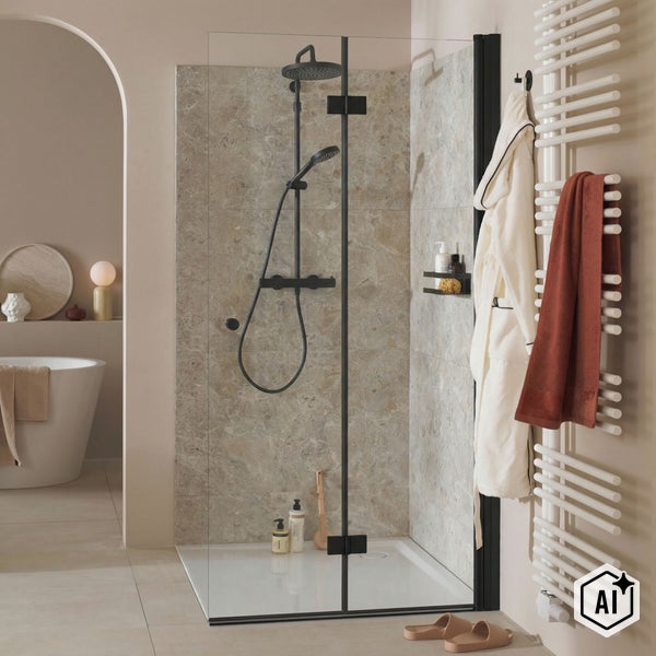 Moderne begehbare Dusche mit Glaswand und schwarzer Armatur in einem Badezimmer mit Natursteinfliesen und Handtuchheizkörper.
