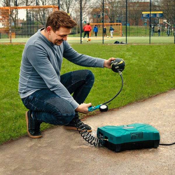 VONROC Tragbarer Luftkompressor, 1100 W, 8 Bar - Luftdurchsatz 180 l/m - Reifenfüller für Auto, Motorrad, Fahrrad, Ball - tragbarer Kompressor ohne √ñl mit 11 Zubehörteilen