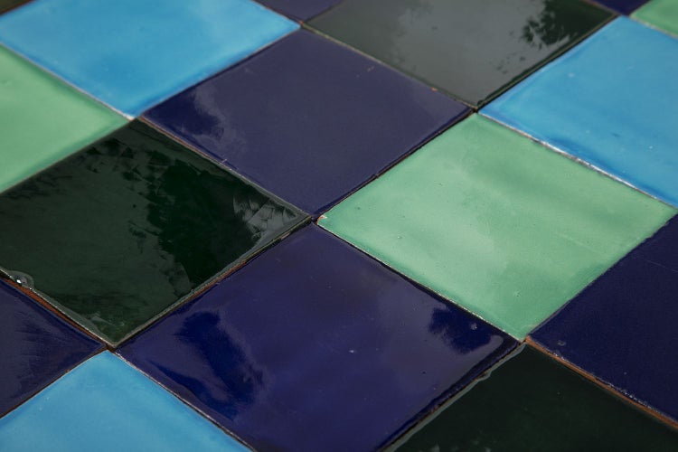 Nahaufnahme von quadratischen Keramikfliesen in verschiedenen Farbtönen