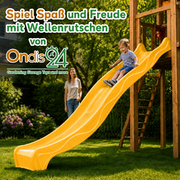 Kind rutscht auf einer Wellenrutsche an einem hölzernen Spielturm im Garten. Eine Frau schaut im Hintergrund zu. Ondis24 Logo.