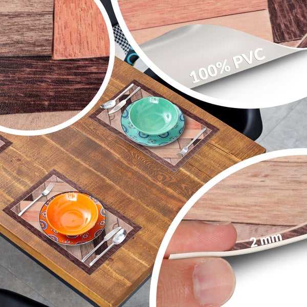 Platzset in Holzoptik aus 100 Prozent PVC, 2 Millimeter dick, auf einem Holztisch mit Geschirr und Besteck.
