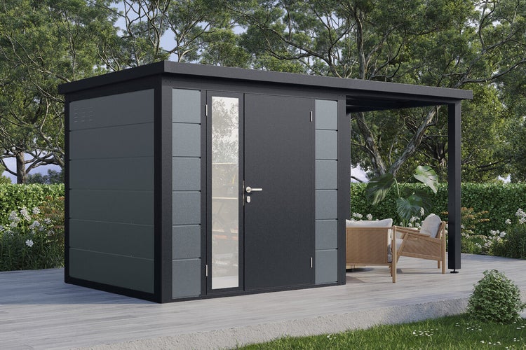 Modernes Gartenhaus aus Metall mit Pultdach und integriertem seitlichem Vordach auf einer Terrasse mit Gartenmöbeln.
