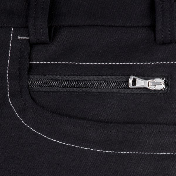 Detailaufnahme einer schwarzen Hose mit Reißverschluss und weißen Ziernähten