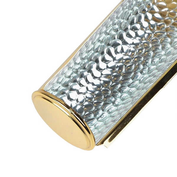 Detailansicht eines Lampenschirms aus Glas mit goldenen Akzenten