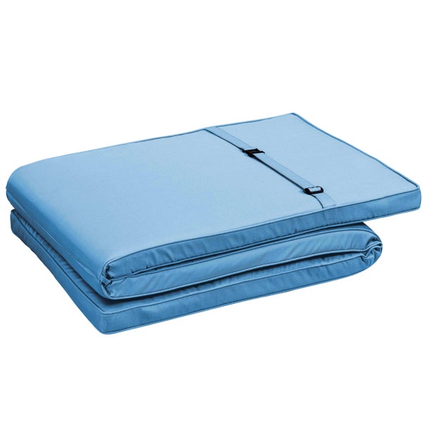 Gefaltete hellblaue Sonnenliegenauflage aus Stoff mit verstellbarem Halteband.