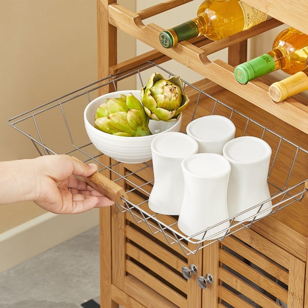 Küchenschrank aus Bambus mit Weinflaschen, Artischocken und Tassen