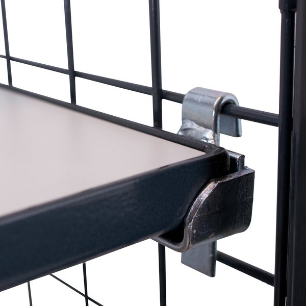 Detailansicht eines Regals mit Drahtgitter und einer Ablagefläche