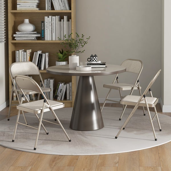 Zusammengeklappte Klappstühle neben einem Sideboard