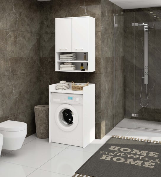 Badezimmer mit Waschmaschine, Toilette, Duschkabine, Badteppich und weißen Badmöbeln