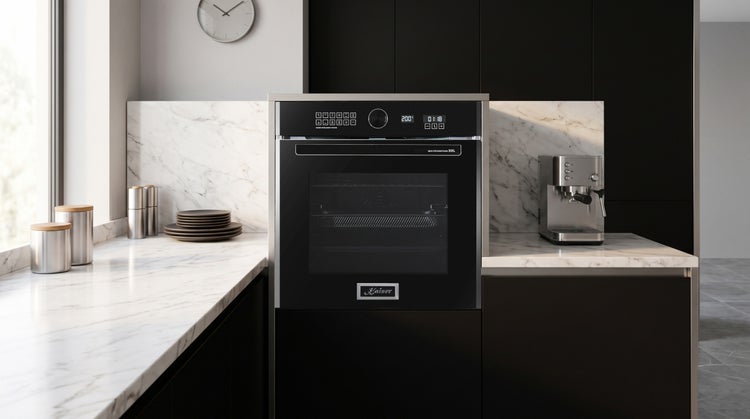 Einbau Backofen von Kaiser in einer modernen Küche mit Marmorarbeitsplatte und Kaffeemaschine.