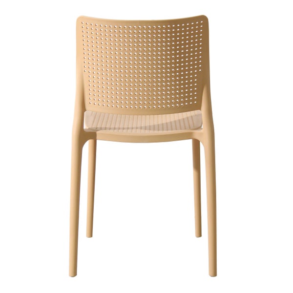 Moderner Gartenstuhl aus Kunststoff mit perforierter Rückenlehne und Sitzfläche in Beige.