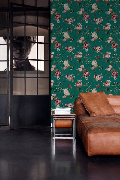 Wohnzimmer mit Blumentapete, Ledersofa und Beistelltisch