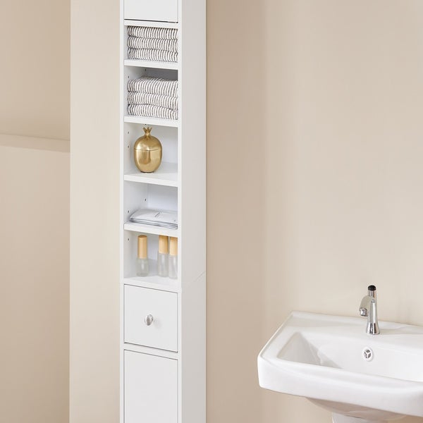 Badezimmer mit weißem Hochschrank, Waschbecken und Accessoires.