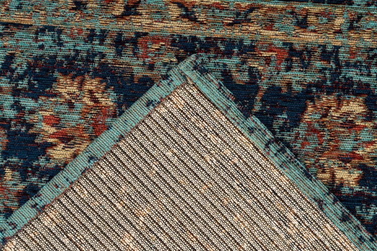 Nahaufnahme eines gewebten Teppichs mit sichtbarer Oberflächenstruktur und strukturierter Rückseite an einer umgeklappten Ecke.