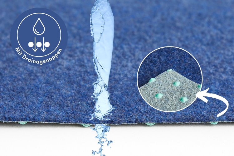 Blauer Outdoorteppich auf einer Terrasse mit Gartenliege und dem Symbol für Outdoor-Eignung.