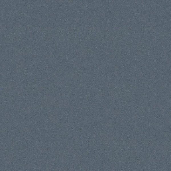 Dekoratives Zimmer mit gemusterter Tapete, Stuhl und Beistelltisch