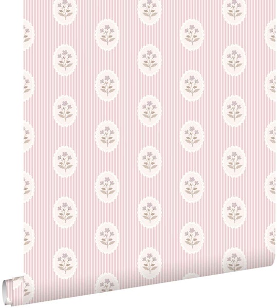 Gestreifte Tapete mit floralen Medaillons in Rosa und Weiß.