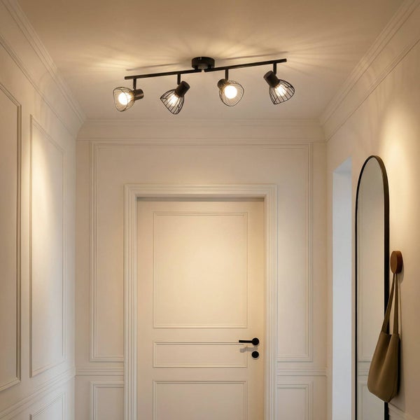 Deckenleuchte mit vier Strahlern im Flur