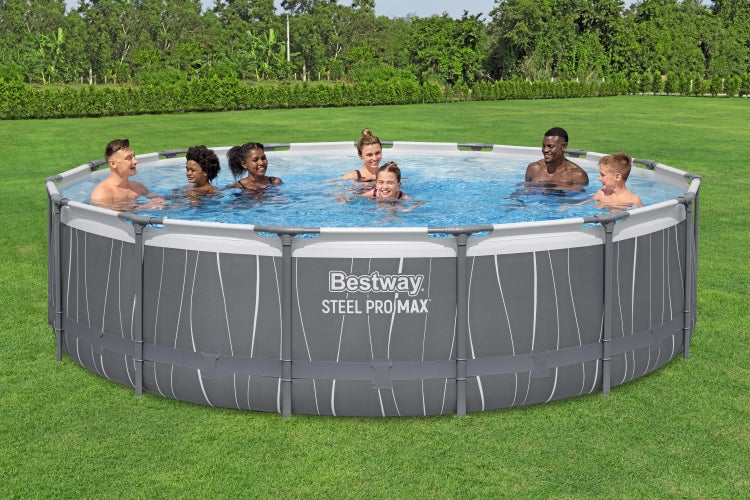 Rundes Aufstellbecken Bestway Steel Pro MAX im Garten mit mehreren Personen im Wasser.