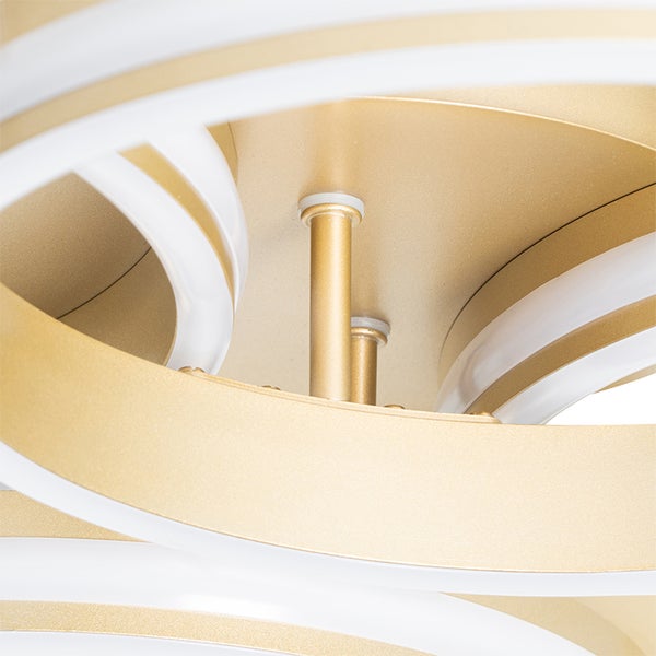 Detailansicht einer modernen LED-Deckenleuchte mit ineinander verschlungenen goldfarbenen Ringen und weißen Lichtstreifen.