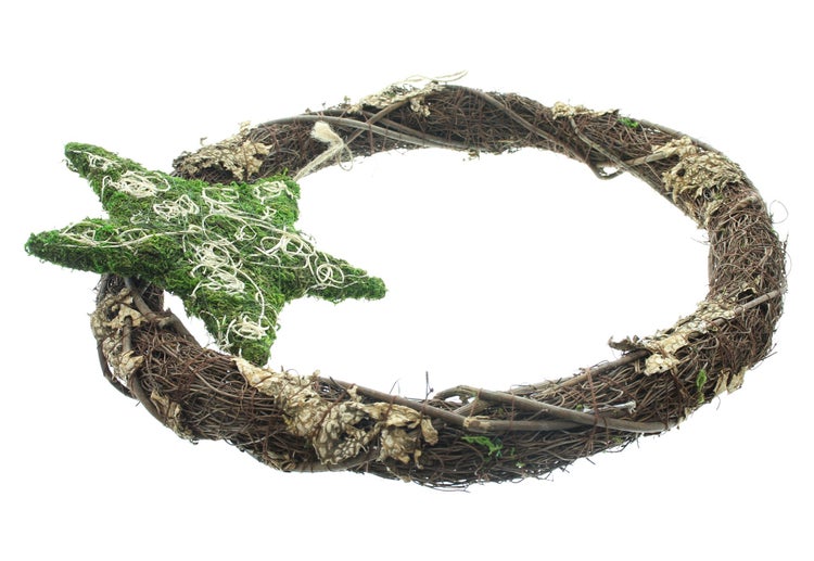 Dekorativer Adventskranz aus Naturmaterialien mit einem Moosstern als Verzierung