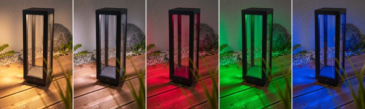 Moderne Außenstandleuchte in Schwarz mit Farbwechselfunktion, dargestellt in fünf verschiedenen Farben auf einer Holzterrasse.