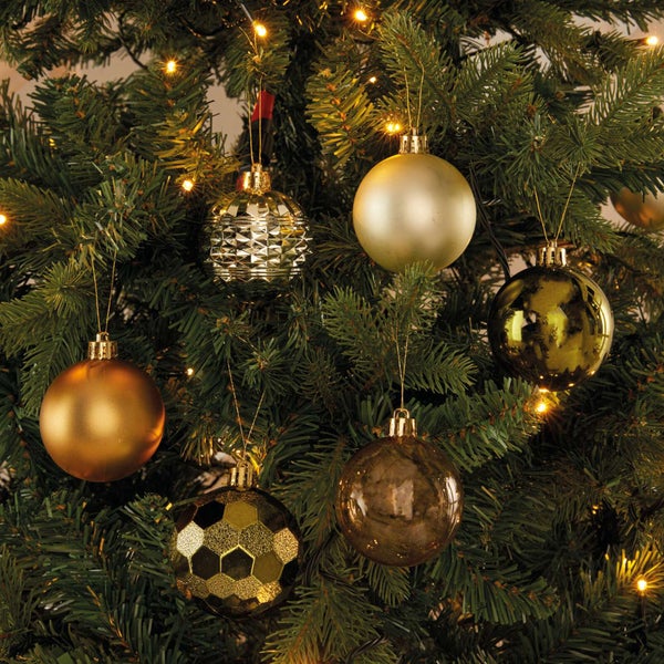 Weihnachtsbaum mit goldenen und gemusterten Kugeln